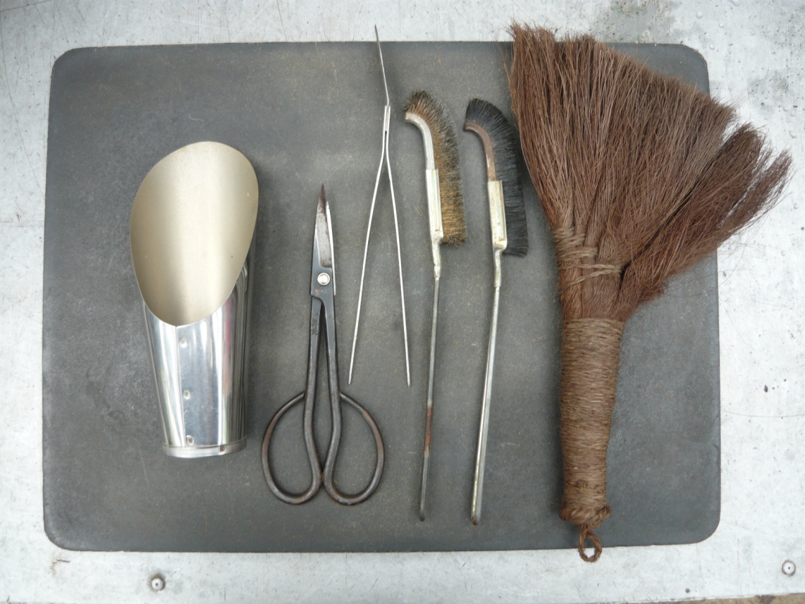 bonsai kiállítás előkészületeinek bonsai szerszámai bonsai szerszámok a bonsai kiállításra való felkészítéséhez, bonsai talajfelszínének moházásához, bonsai hajtásainak visszacsípéséhez